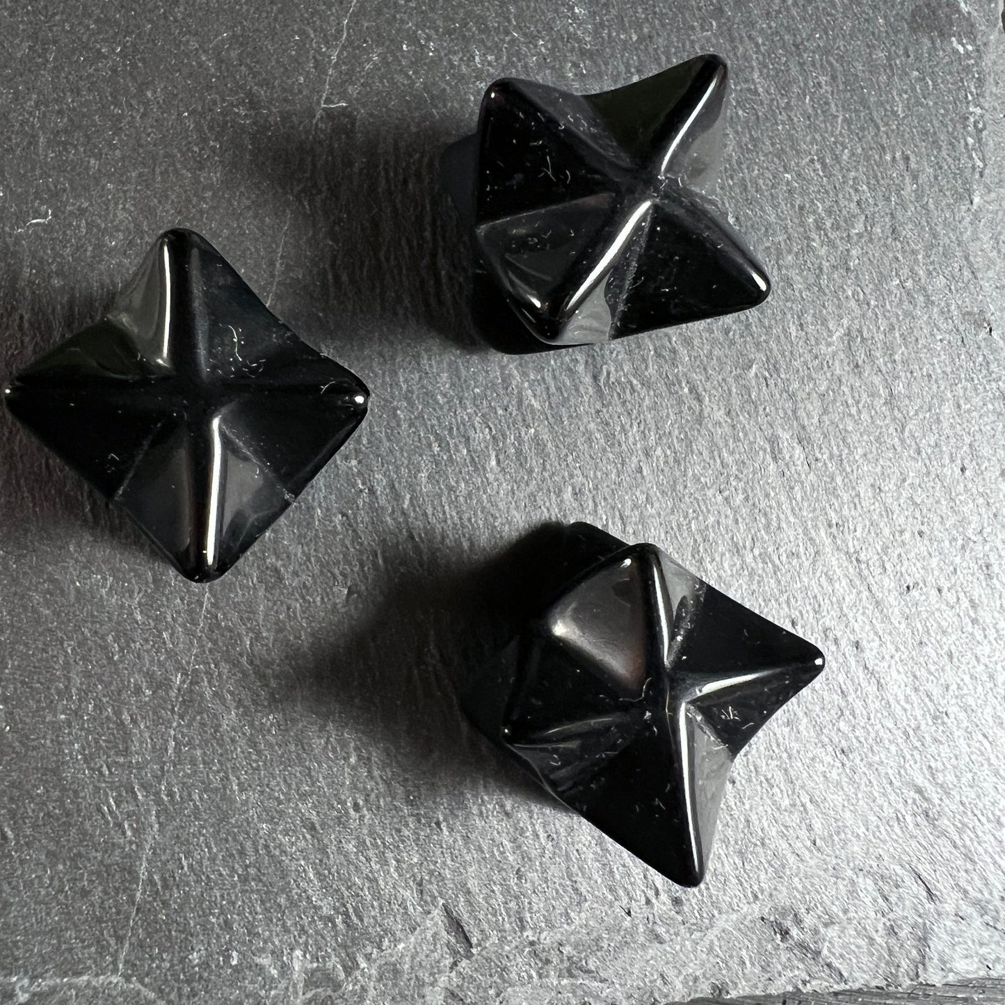 Schwarzer Obsidian Merkaba | Mexiko | Detailansicht | Perfekte Geometrie | Handschmeichler | Happy Minerals