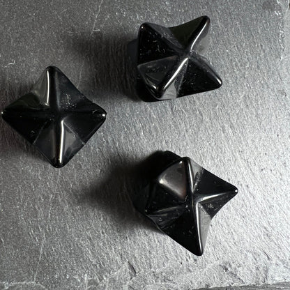 Schwarzer Obsidian Merkaba | Mexiko | Detailansicht | Perfekte Geometrie | Handschmeichler | Happy Minerals