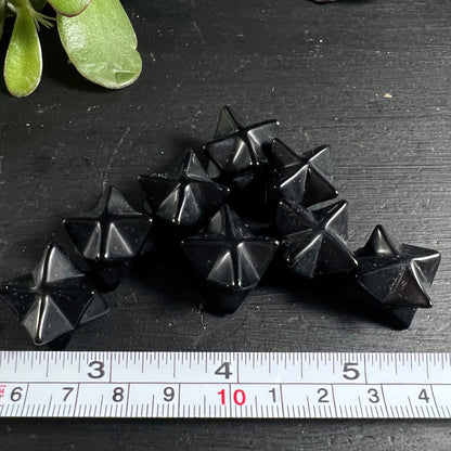 Schwarzer Obsidian Merkaba | Mexiko | Handschmeichler | Lineal Größenvergleich | Happy Minerals
