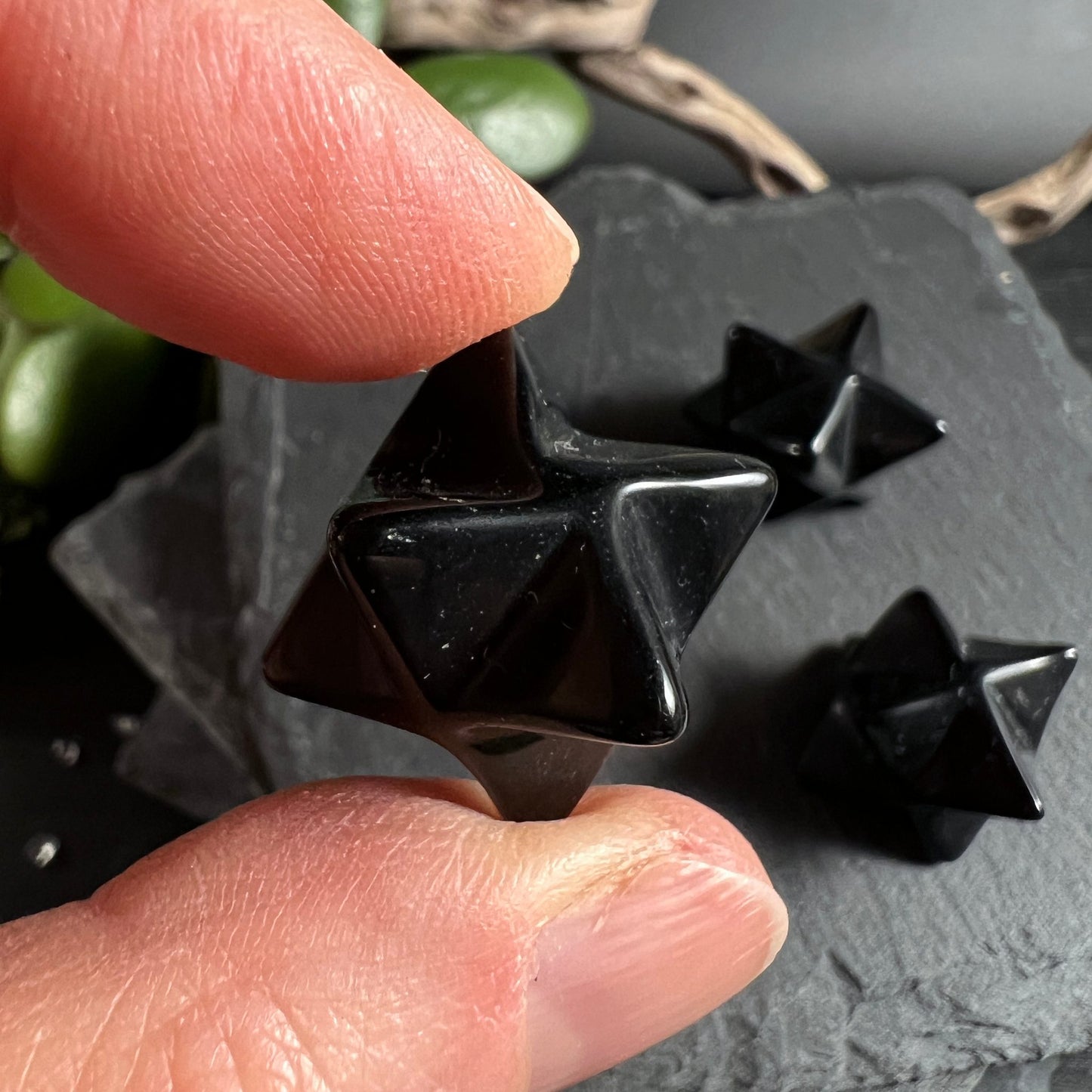 Schwarzer Obsidian Merkaba | Mexiko | In der Hand | Handschmeichler | Größenvergleich | Happy Minerals