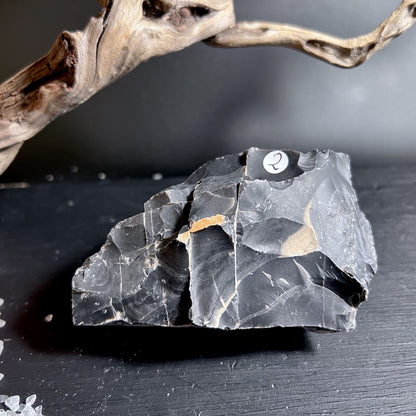 Schwarzer Onyx Rohstein, Nr. 2, Symbol für Erdung und Stärke | Happy Minerals