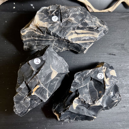 Schwarzer Onyx Rohstein ca. 10cm mit beigen Schichten aus Brasilien | Happy Minerals