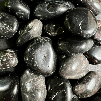 Schwarzer Onyx Trommelsteine | Brasilien | Detailansicht | Natürliche Maserung | Happy Minerals