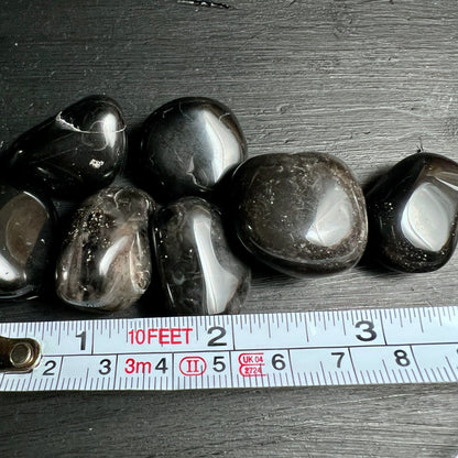 Schwarzer Onyx Trommelsteine | Brasilien | Maßband | Größenmessung | Happy Minerals Sortiment