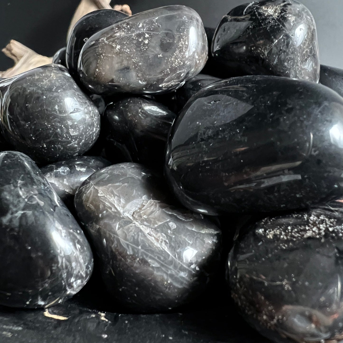 Schwarzer Onyx Trommelsteine | Brasilien | Nahaufnahme | Glänzende Oberfläche | Happy Minerals Shop