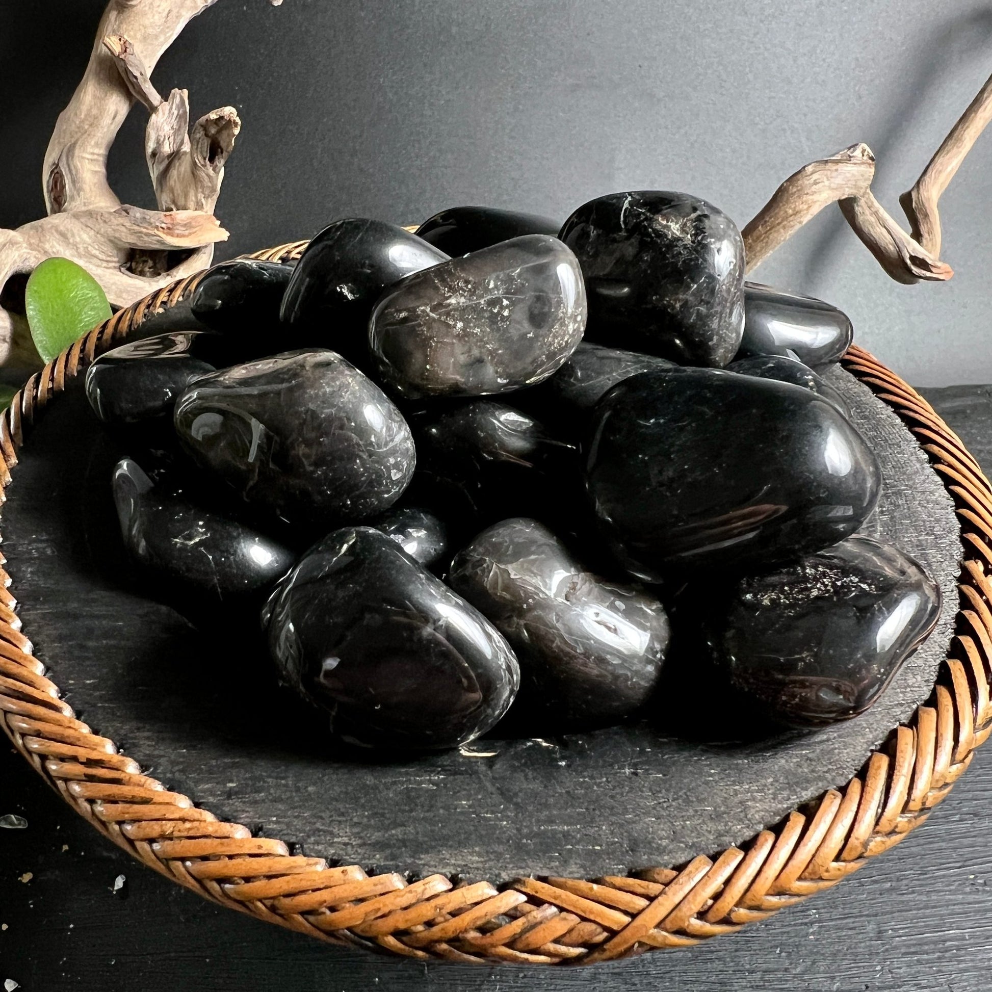 Schwarzer Onyx Trommelsteine | Brasilien | Weidenkorb | Treibholz Deko | Happy Minerals Kollektion