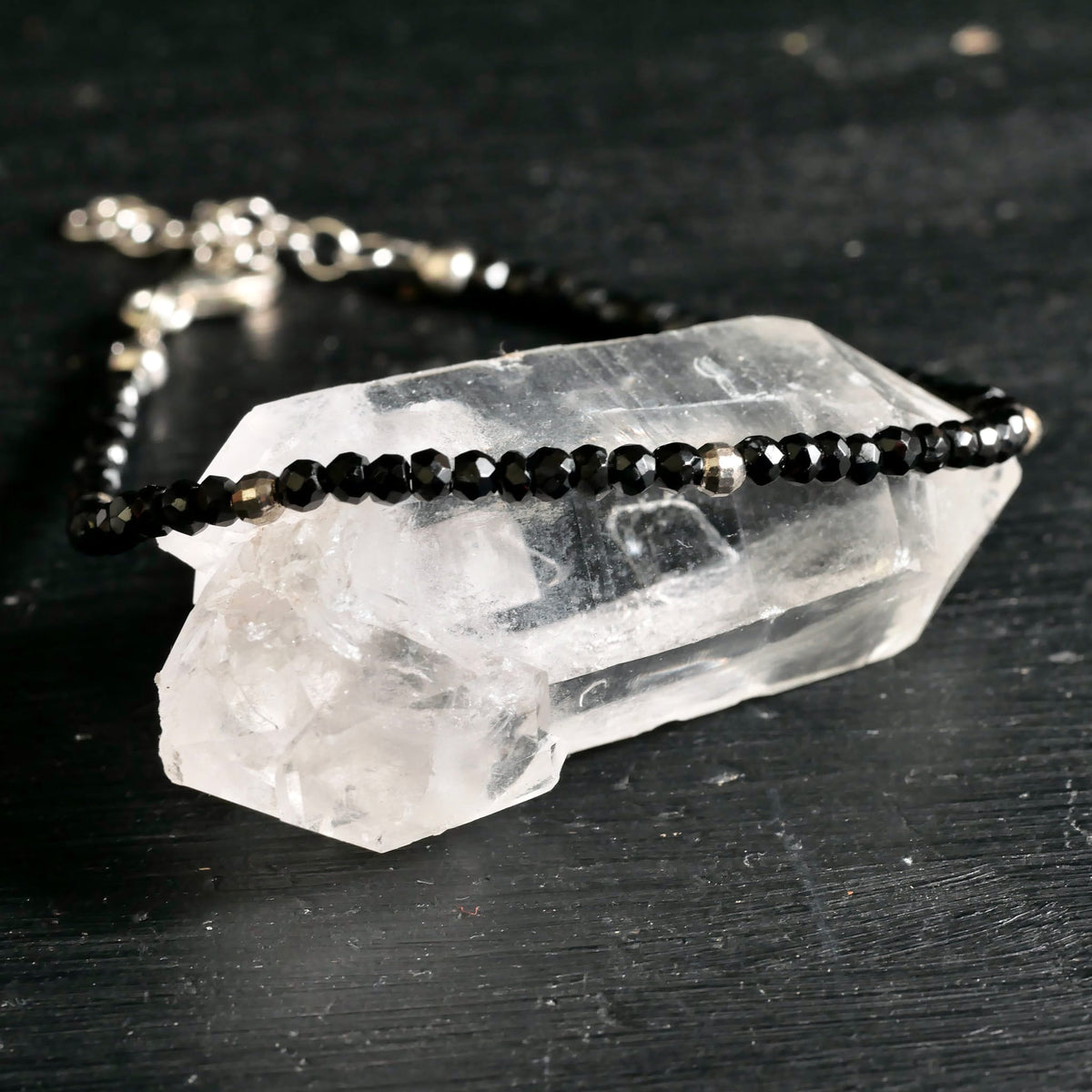Spinell Armband drapiert auf Bergkristall Spitze | schwarz-silberne Facetten | Happy Minerals Unikat