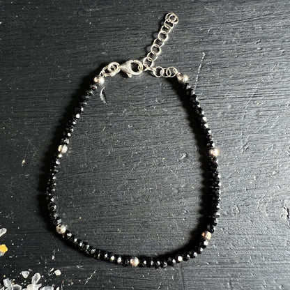 Komplettes Spinell Armband flach liegend auf dunklem Holz | silberne Akzentperlen | Happy Minerals Unikat