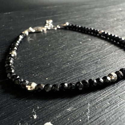 Nahaufnahme geschwungenes Spinell Armband auf Schieferuntergrund | funkelnde Facetten | Happy Minerals