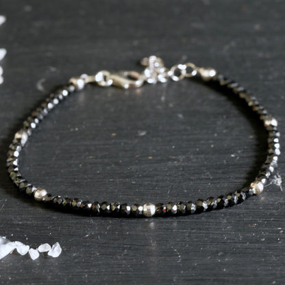 Schwarzer Spinell Armband | funkelnde facettierte Kugeln | Sterlingsilber Verschluss | Happy Minerals