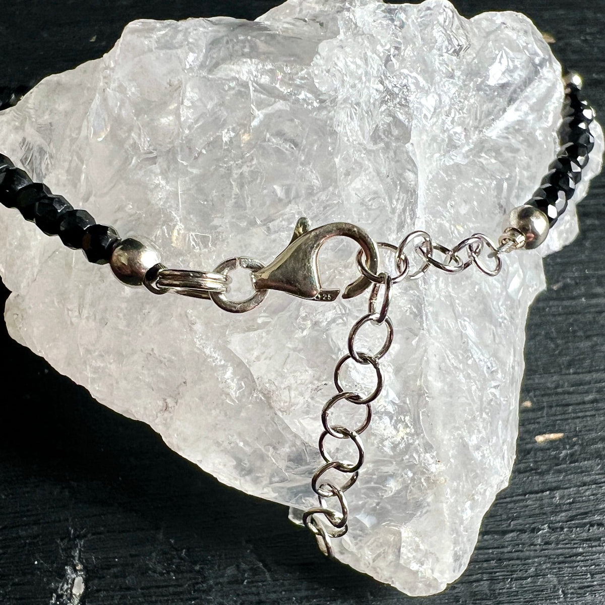 Verschluss und Verlängerungskette aus Sterlingsilber | auf Bergkristall | Happy Minerals Spinell Armband