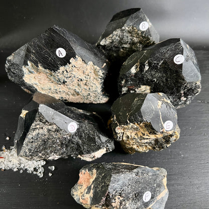 Schwarzer Turmalin aus Madagaskar | Ansicht 1 | Happy Minerals