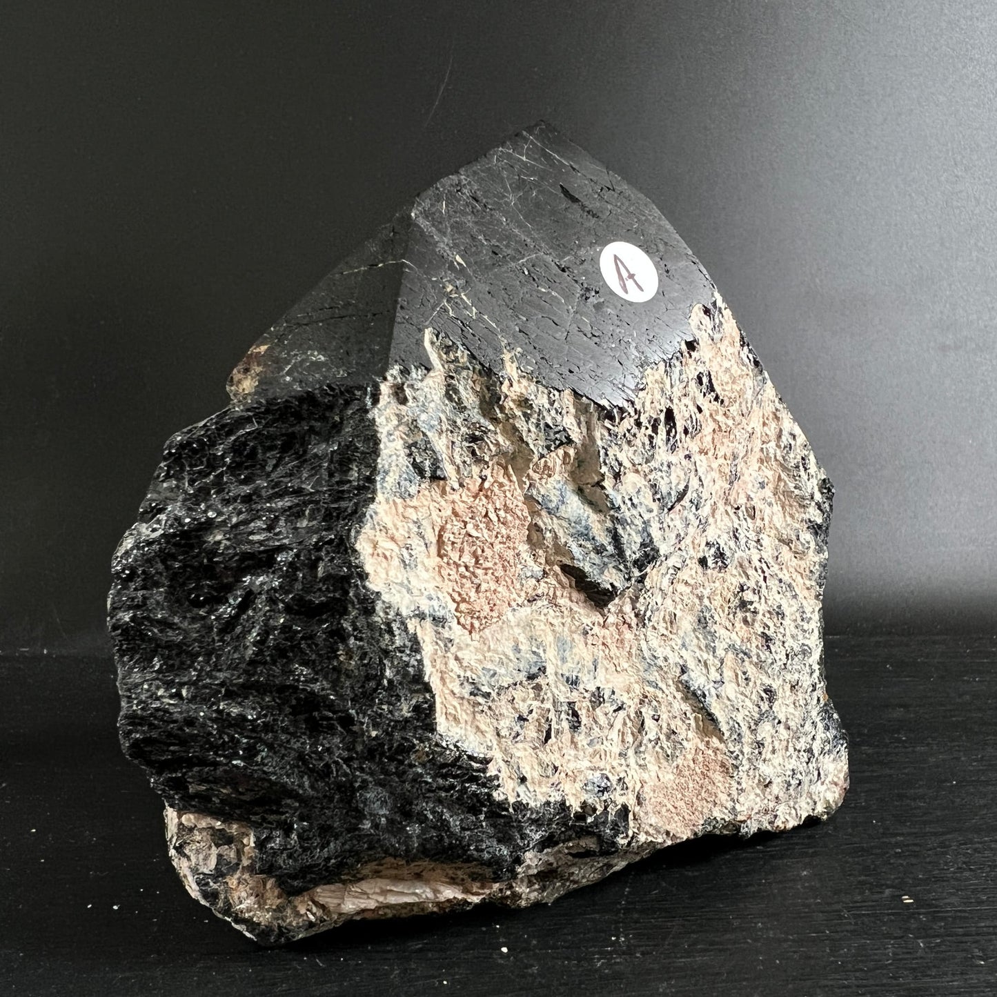 Schwarzer Turmalin aus Madagaskar | Ansicht 2 | Happy Minerals