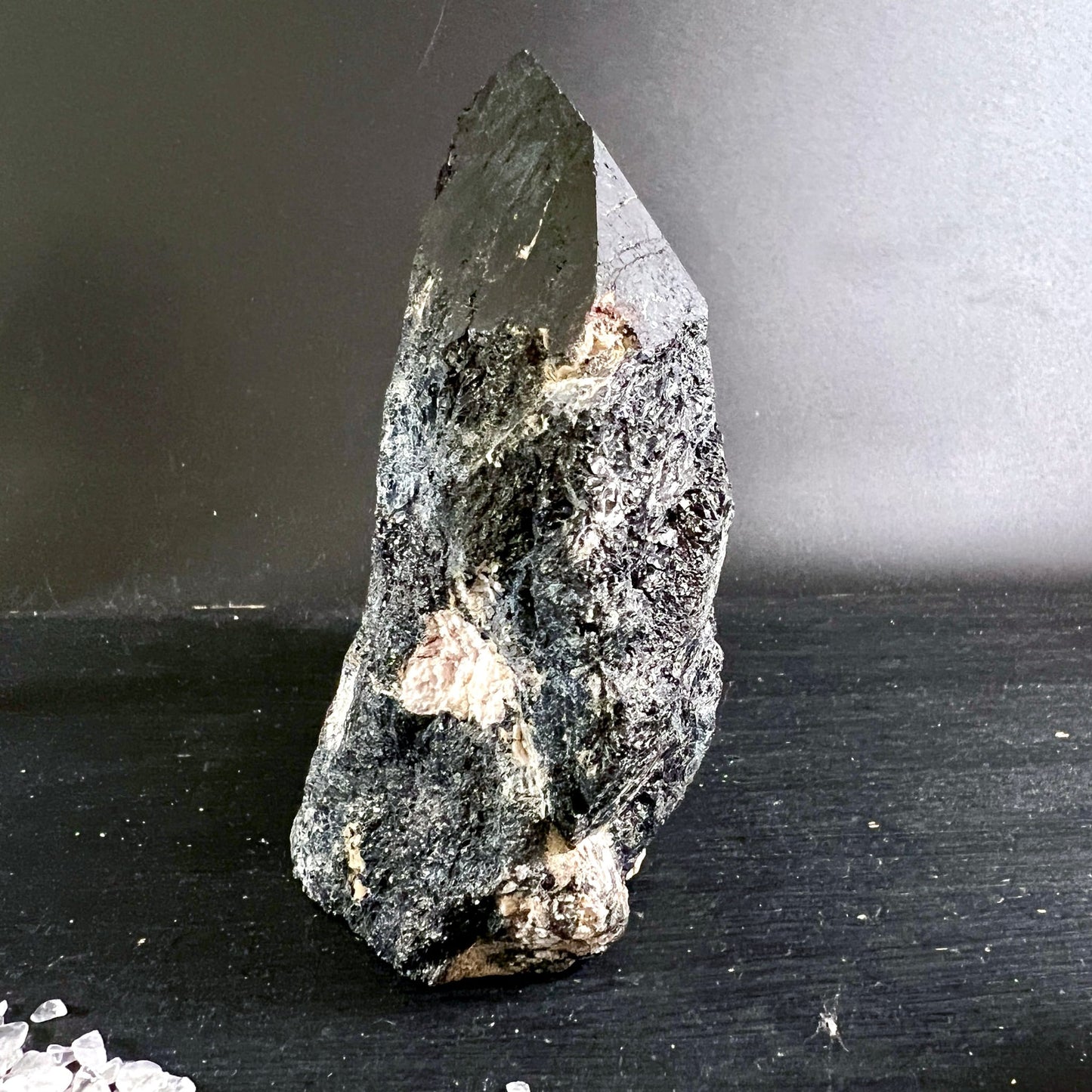 Schwarzer Turmalin aus Madagaskar | Ansicht 3 | Happy Minerals