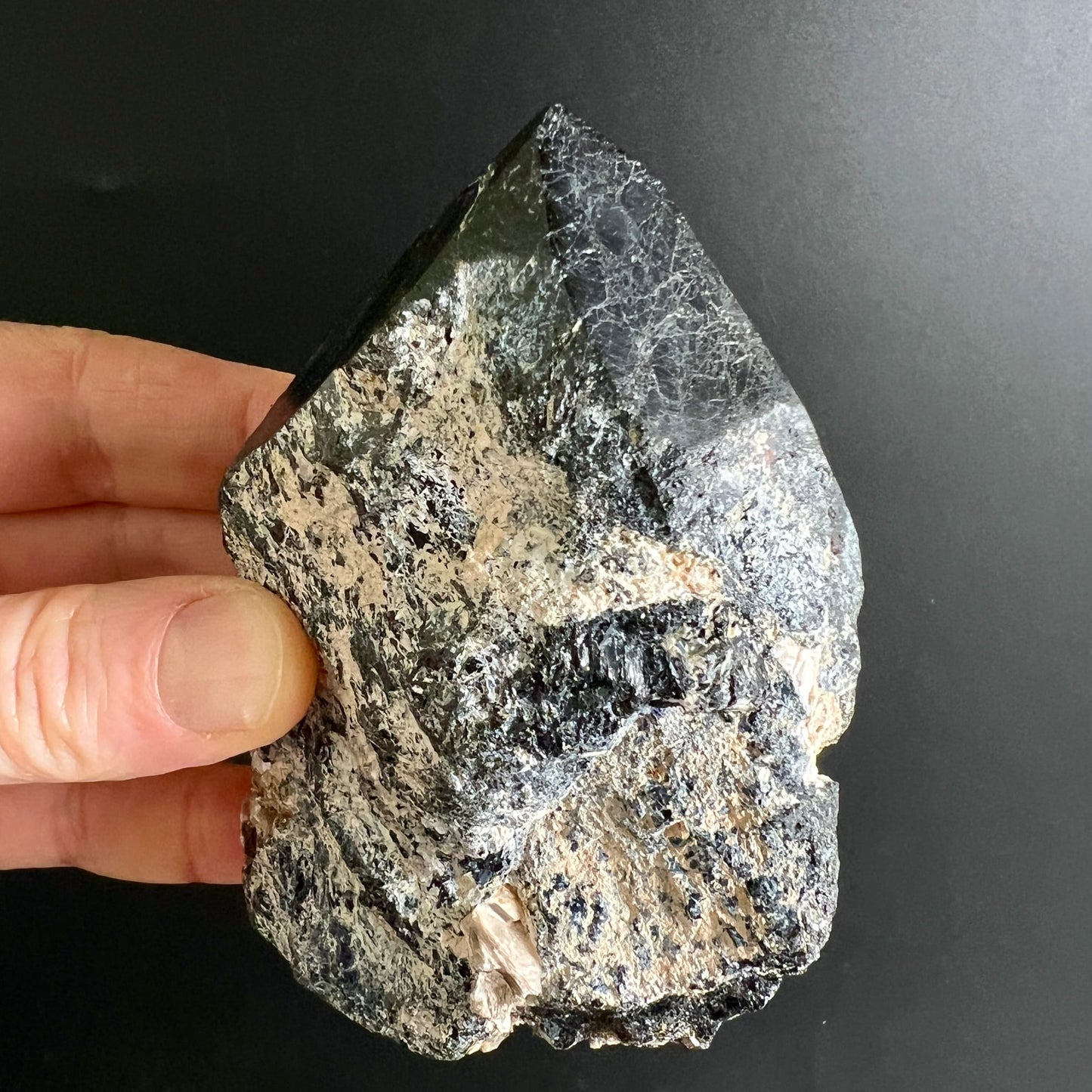 Schwarzer Turmalin aus Madagaskar | Ansicht 7 | Happy Minerals