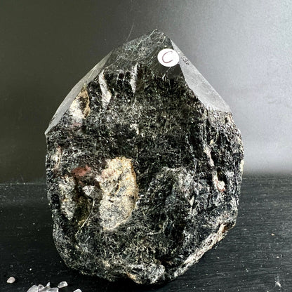 Schwarzer Turmalin aus Madagaskar | Ansicht 8 | Happy Minerals