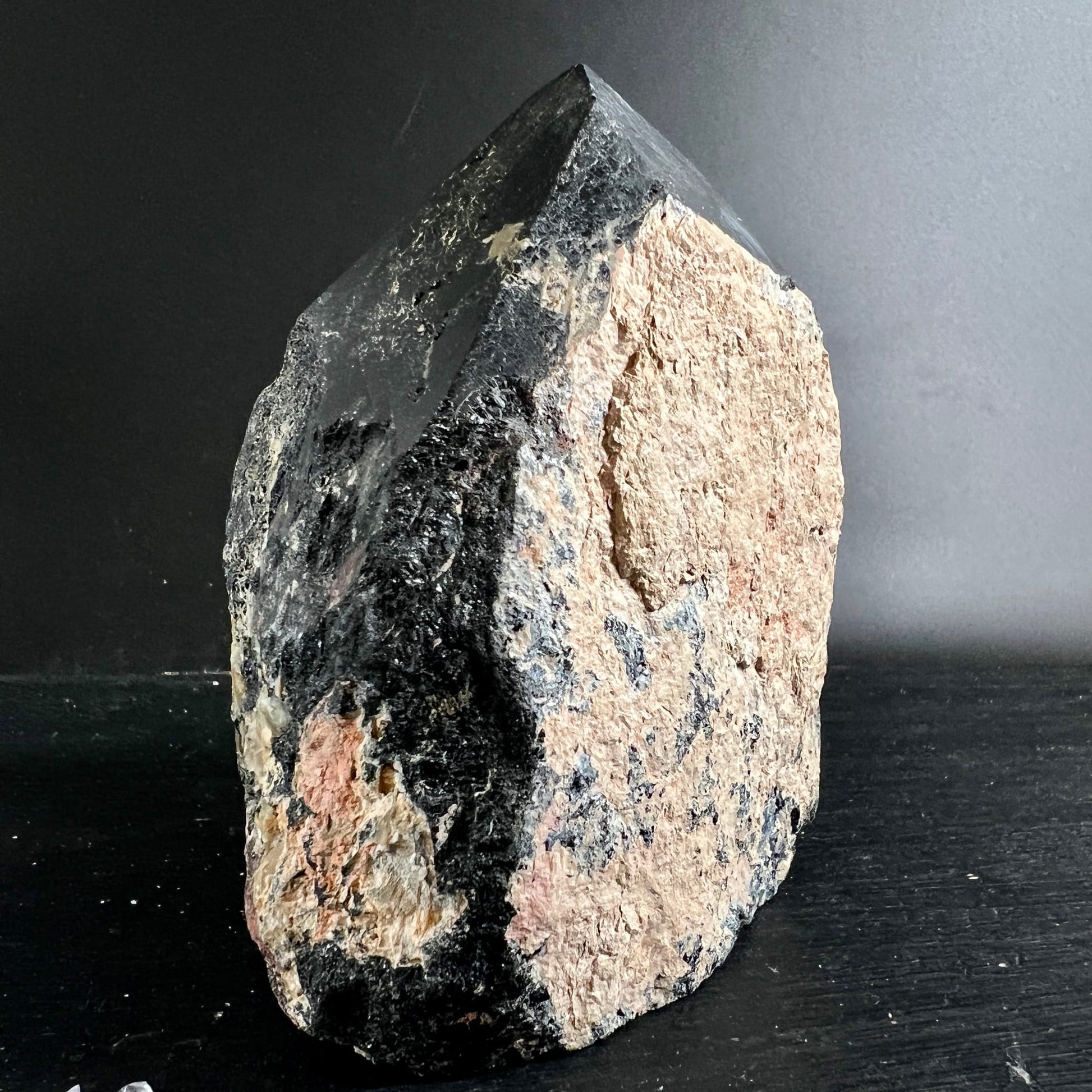 Schwarzer Turmalin aus Madagaskar | Ansicht 9 | Happy Minerals