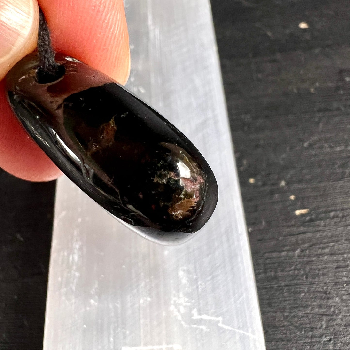 Schwarzer Turmalin Anhänger, tiefschwarz-glänzend mit rotbraunen und olivgrünen Einschlüssen, oval-poliert, gebohrt | Happy Minerals