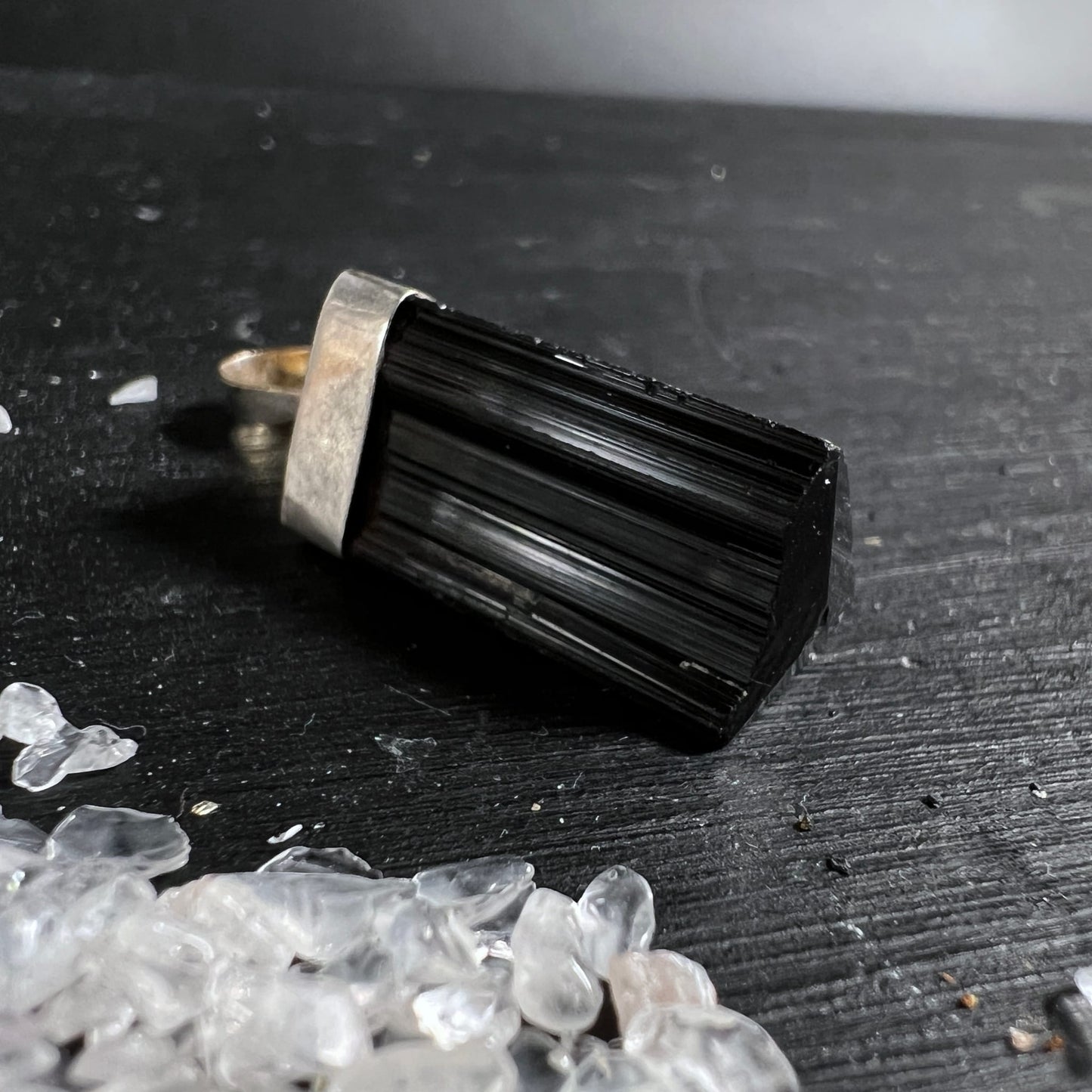 Schwarzer Turmalin Anhänger | liegend fotografiert | glänzende Silberfassung | Bergkristall Deko | Happy Minerals