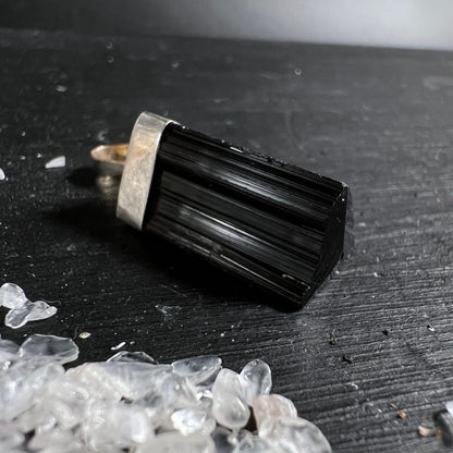 Schwarzer Turmalin Anhänger | liegend fotografiert | glänzende Silberfassung | Bergkristall Deko | Happy Minerals