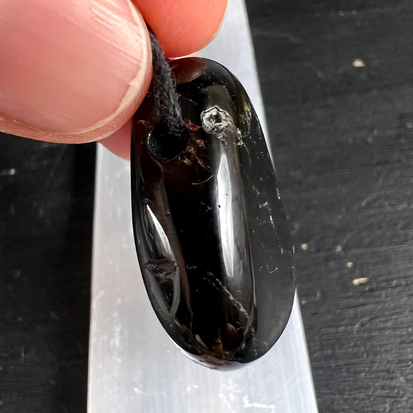 Schwarzer Turmalin Anhänger, poliert, oval-länglich, tiefschwarz mit dunkelroten Einschlüssen und Schlieren, Glanzoberfläche | Happy Minerals