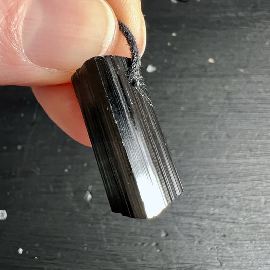Schwarzer Turmalin Anhänger Schörl Rohkristall aus Brasilien
