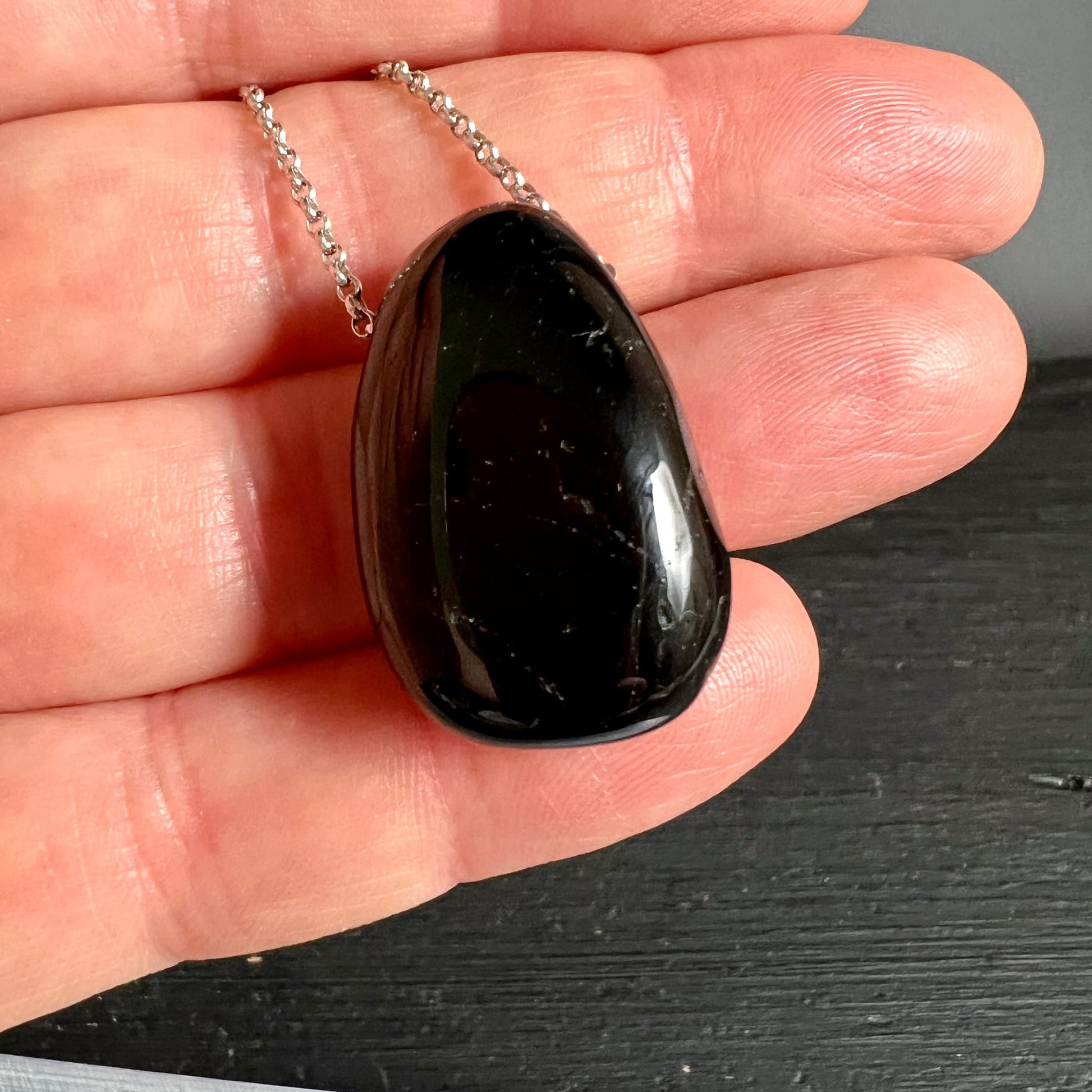 Schwarzer Turmalin Anhänger, tiefschwarz glänzend, tropfenförmig poliert, silberne Rolo-Kette, feine helle Einschlüsse | Happy Minerals