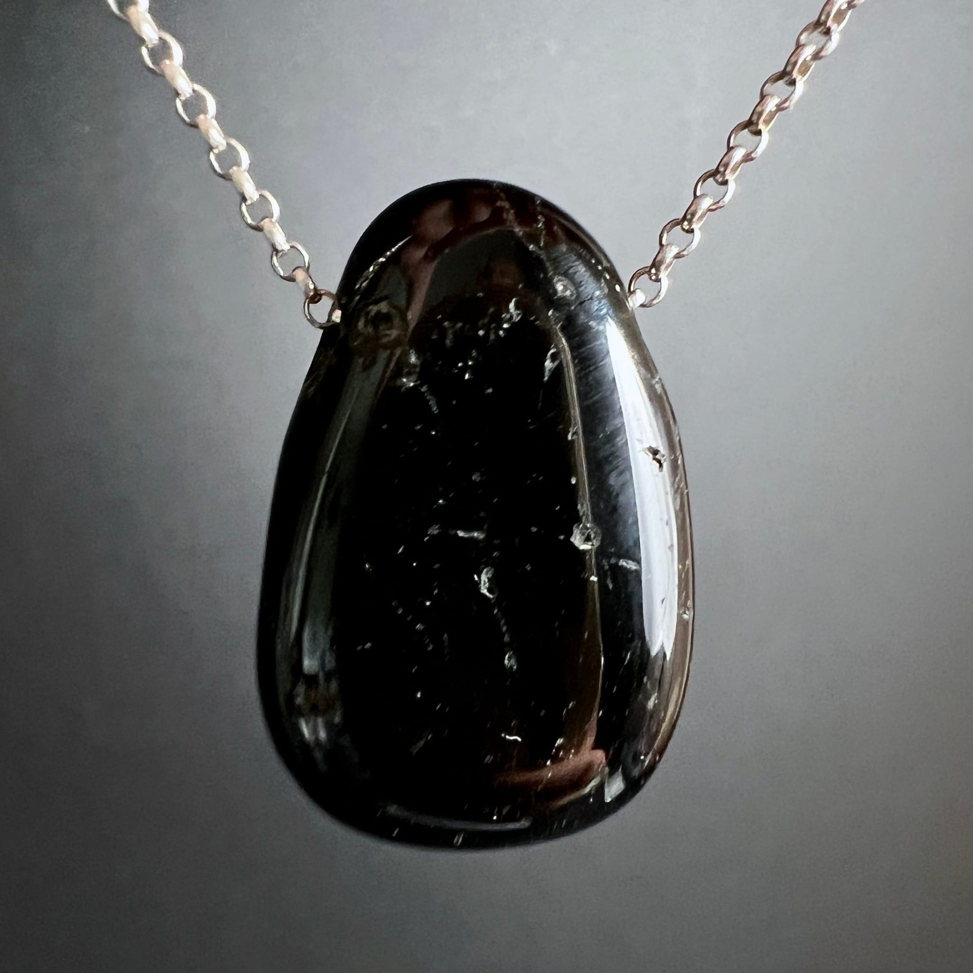 Schwarzer Turmalin Anhänger, tropfenförmig poliert, tiefschwarz mit braunen Reflexen, seidiger Glanz, feine Riefen | Happy Minerals