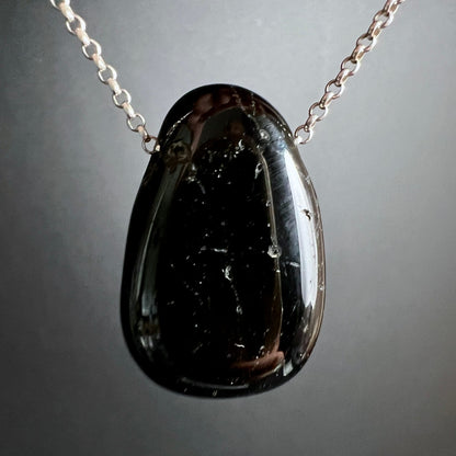 Schwarzer Turmalin Anhänger, tropfenförmig poliert, tiefschwarz mit braunen Reflexen, seidiger Glanz, feine Riefen | Happy Minerals