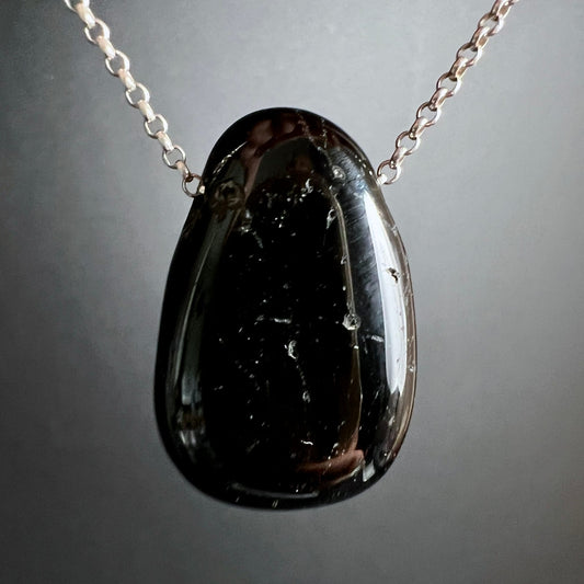 Schwarzer Turmalin Anhänger, tropfenförmig poliert, tiefschwarz mit braunen Reflexen, seidiger Glanz, feine Riefen | Happy Minerals