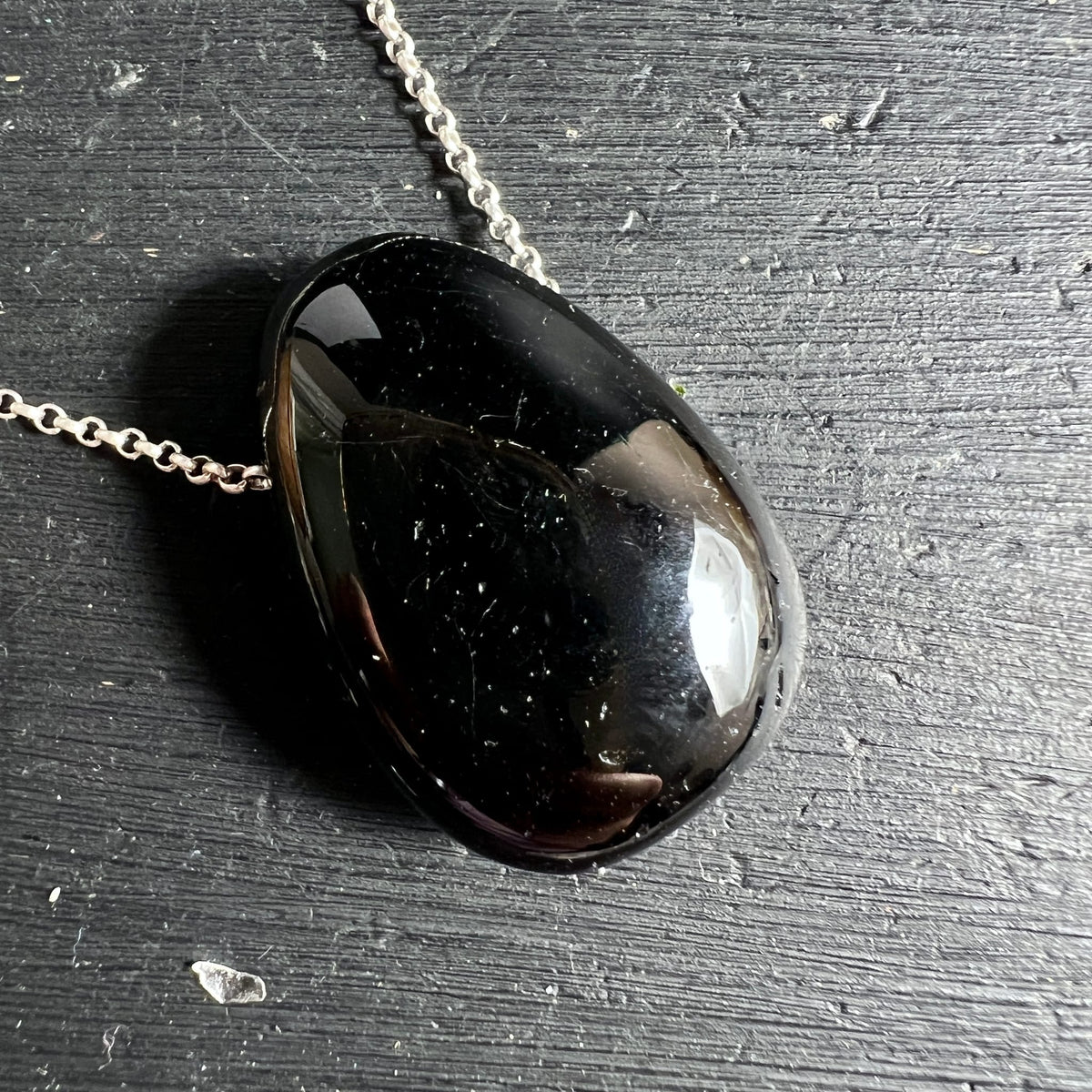 Schwarzer Turmalin Anhaenger, hochglanzpoliert, tropfenfoermig mit feinen silbrigen Glimmereinschluessen | Happy Minerals