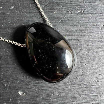 Schwarzer Turmalin Anhaenger, hochglanzpoliert, tropfenfoermig mit feinen silbrigen Glimmereinschluessen | Happy Minerals