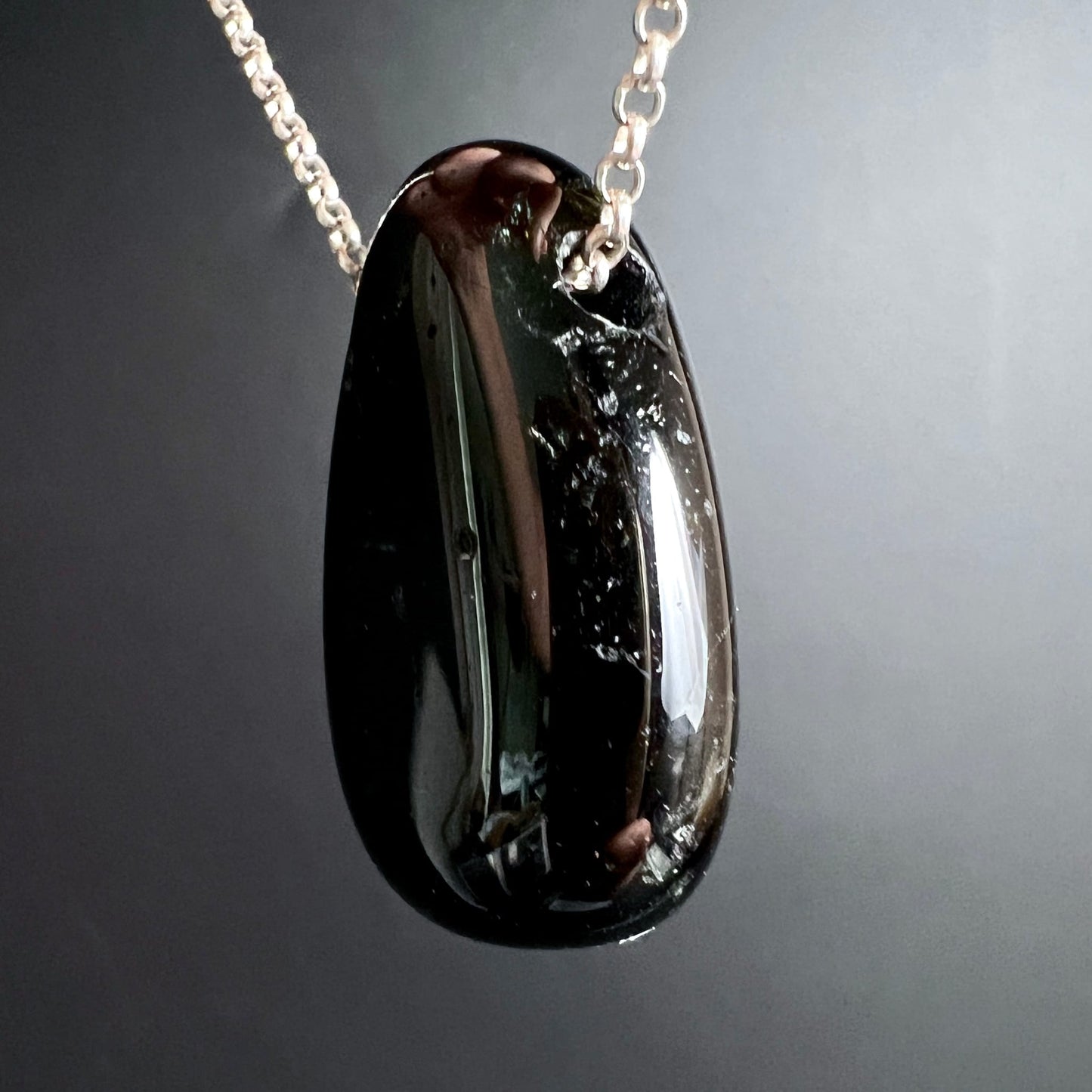Schwarzer Turmalin Anhänger, tropfenförmig poliert, tiefschwarz mit spiegelndem Glasglanz und silbrigen Lichtreflexen | Happy Minerals