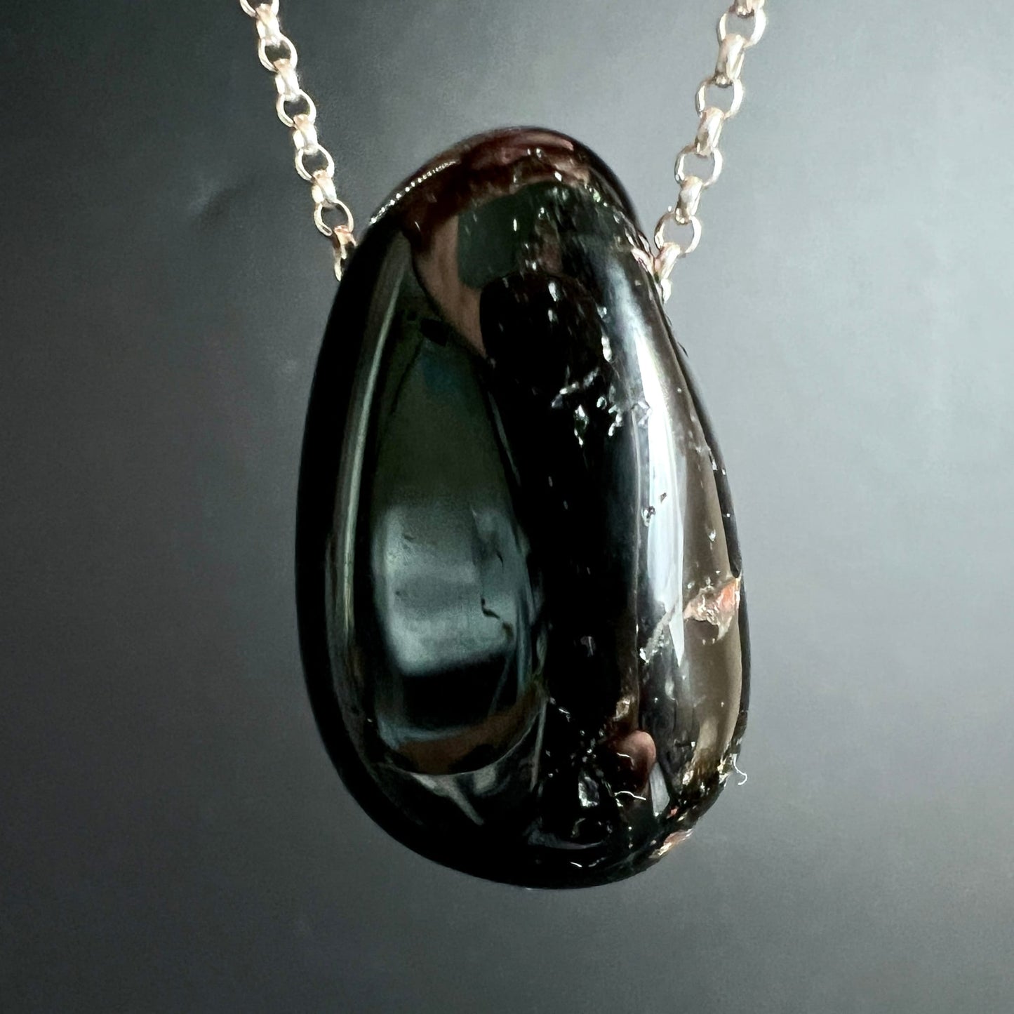Schwarzer Turmalin Tropfen-Anhänger, tiefschwarz mit grünlichem Schimmer, glänzend poliert, rötlich-braune Einschlüsse | Happy Minerals