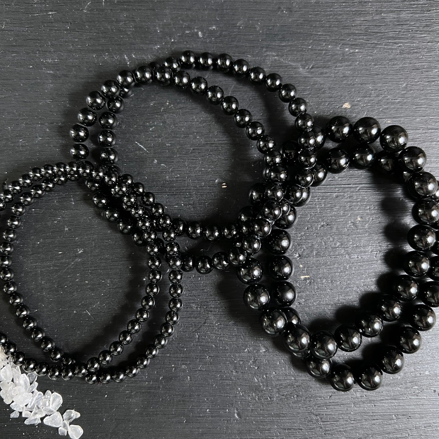 Schwarze Turmalin Armbänder mit hochglanzpolierten Kugelperlen, 3 Größen nebeneinander, tiefschwarzer Schörl | Happy Minerals