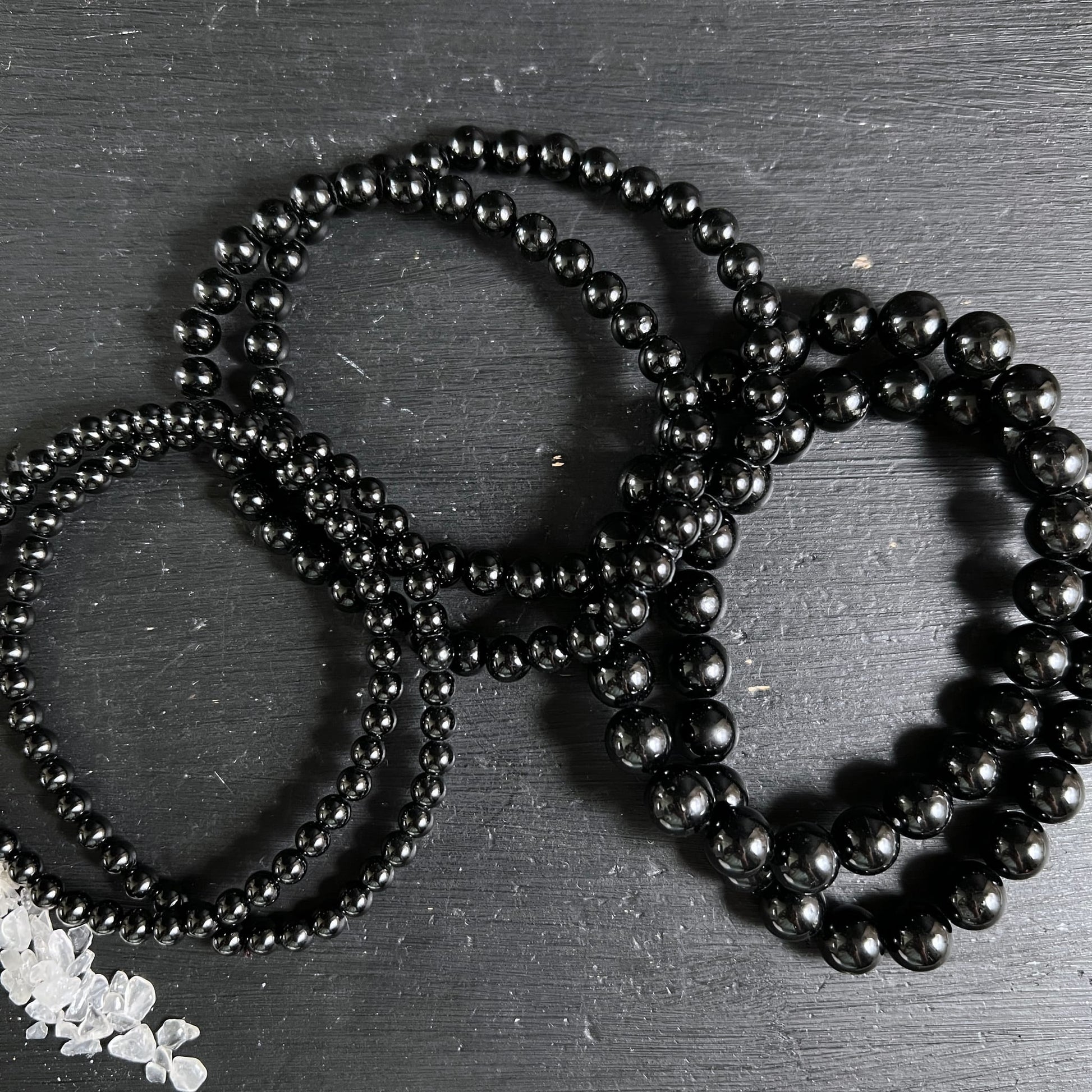 Schwarze Turmalin Armbänder mit hochglanzpolierten Kugelperlen, 3 Größen nebeneinander, tiefschwarzer Schörl | Happy Minerals