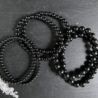 Schwarze Turmalin Armbänder mit hochglanzpolierten Kugelperlen, 3 Größen nebeneinander, tiefschwarzer Schörl | Happy Minerals