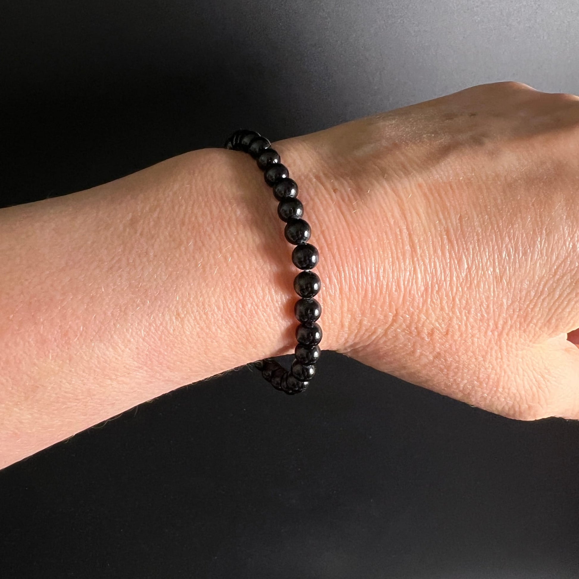 Tiefschwarzes Turmalin-Armband mit hochglanzpolierten runden Perlen, gleichmässig aufgereiht auf Elastikband | Happy Minerals