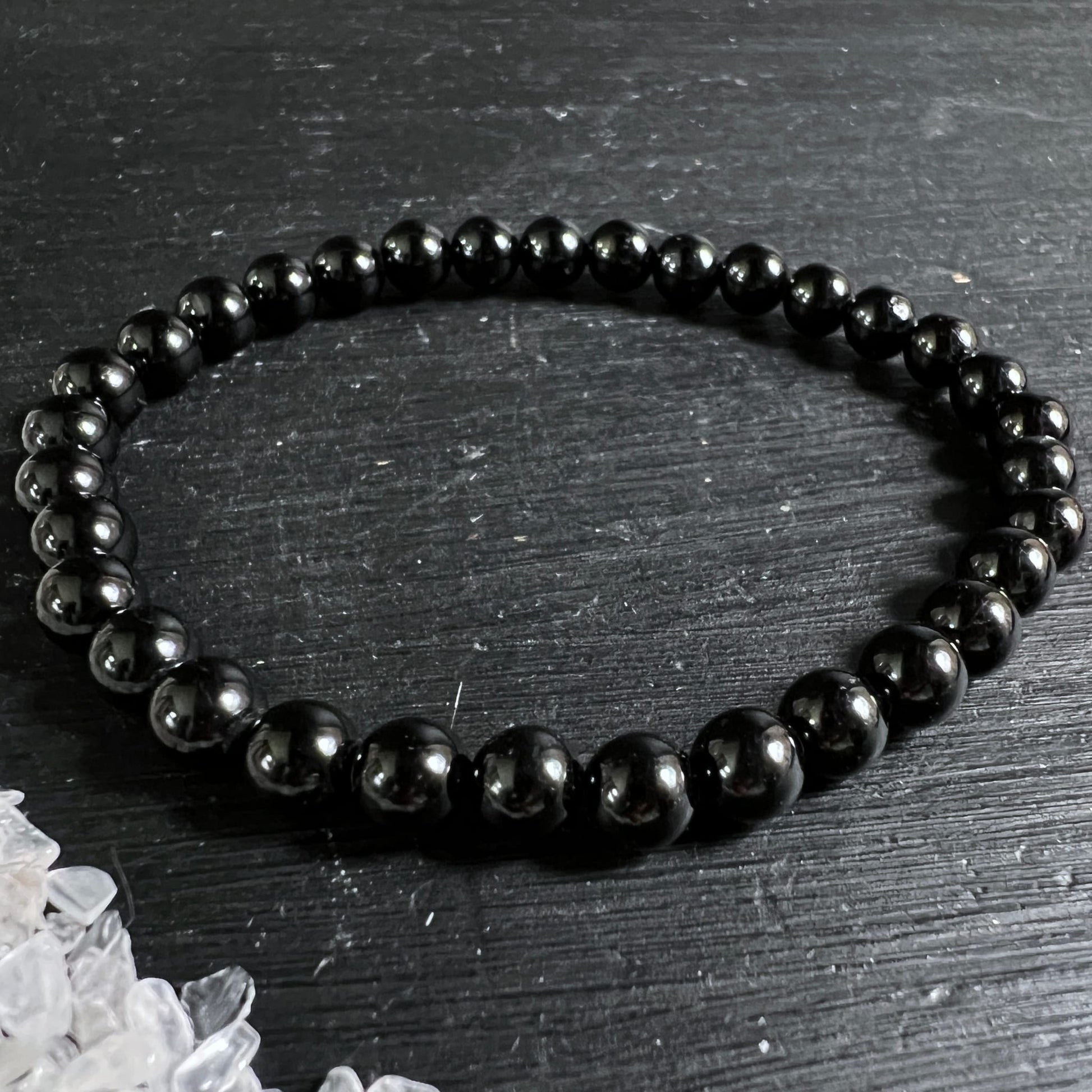 Schwarzer Turmalin Armband, glänzend polierte runde Perlen, tiefschwarz mit spiegelnden Lichtreflexen, elastisch | Happy Minerals