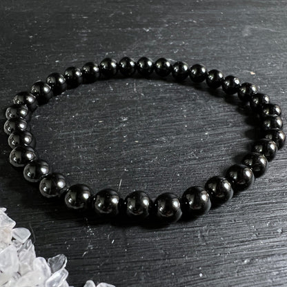 Schwarzer Turmalin Armband, glänzend polierte runde Perlen, tiefschwarz mit spiegelnden Lichtreflexen, elastisch | Happy Minerals