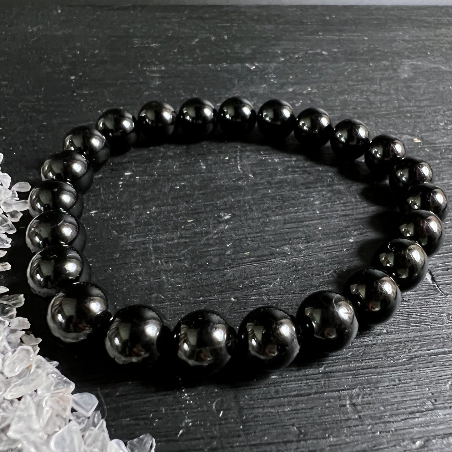 Schwarzer Turmalin Armband, hochglanzpolierte tiefschwarze Kugelperlen, leichte Silberreflexe, elastisch aufgefädelt | Happy Minerals