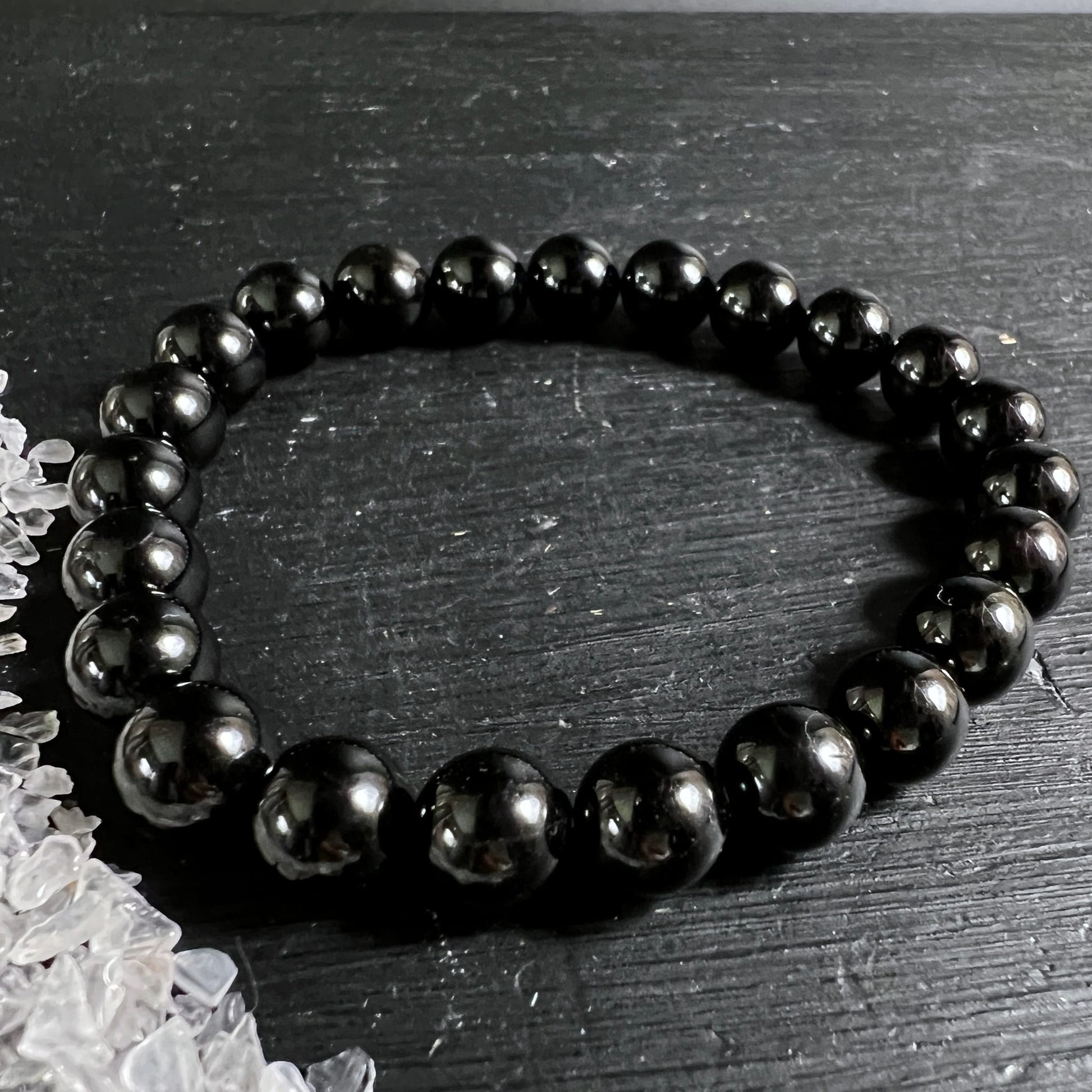 Schwarzer Turmalin Armband, hochglanzpolierte tiefschwarze Kugelperlen, leichte Silberreflexe, elastisch aufgefädelt | Happy Minerals