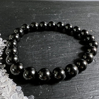 Schwarzer Turmalin Armband, hochglanzpolierte tiefschwarze Kugelperlen, leichte Silberreflexe, elastisch aufgefädelt | Happy Minerals