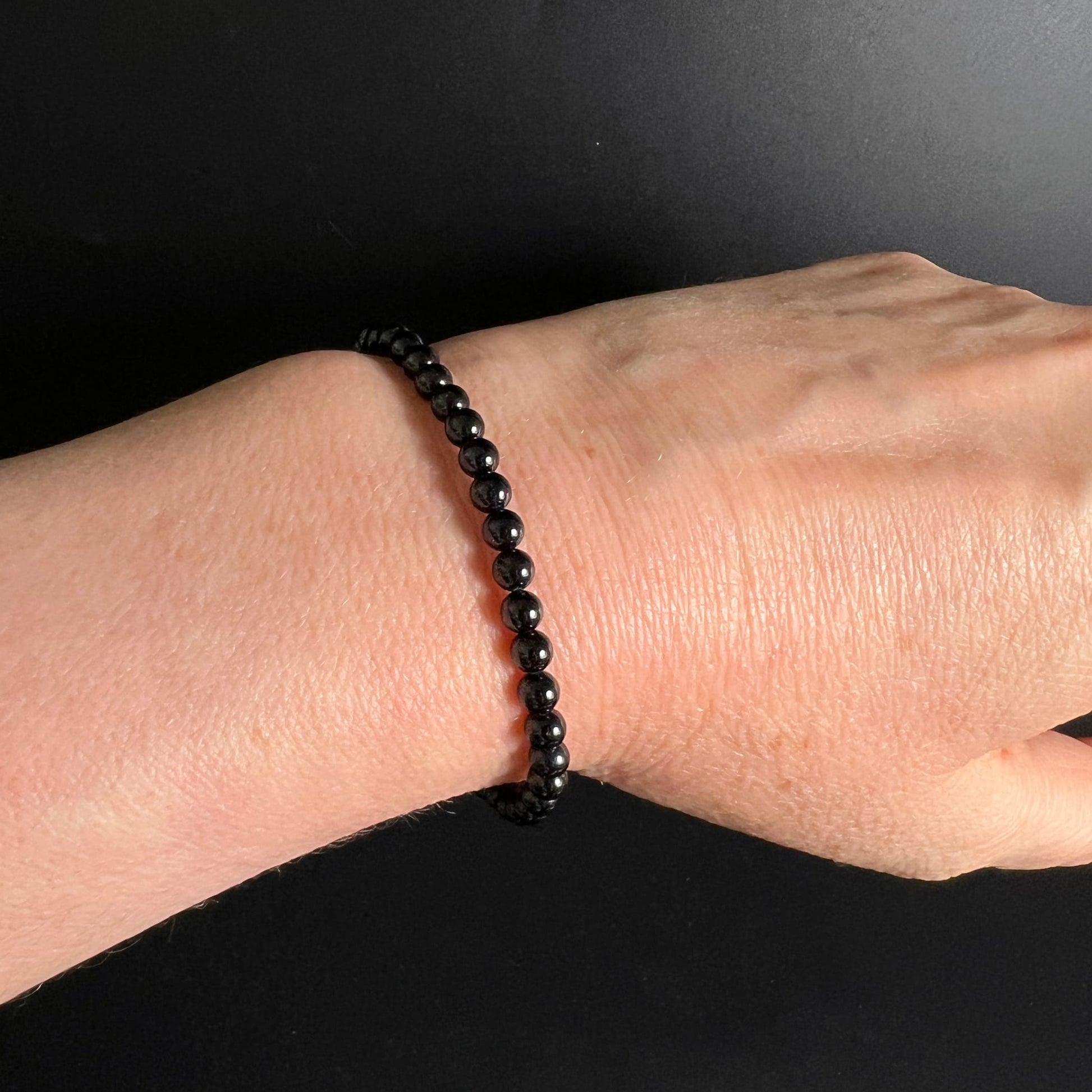 Schwarzer Turmalin Armband, tiefschwarze glänzende Perlen 3-4mm, gleichmässig aufgereiht, elastisch am Handgelenk | Happy Minerals