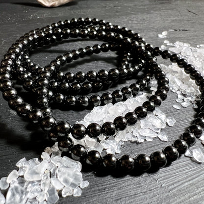 Schwarzes Turmalin Armband mit feinen 3–4mm Perlen, zart und elegant | Happy Minerals