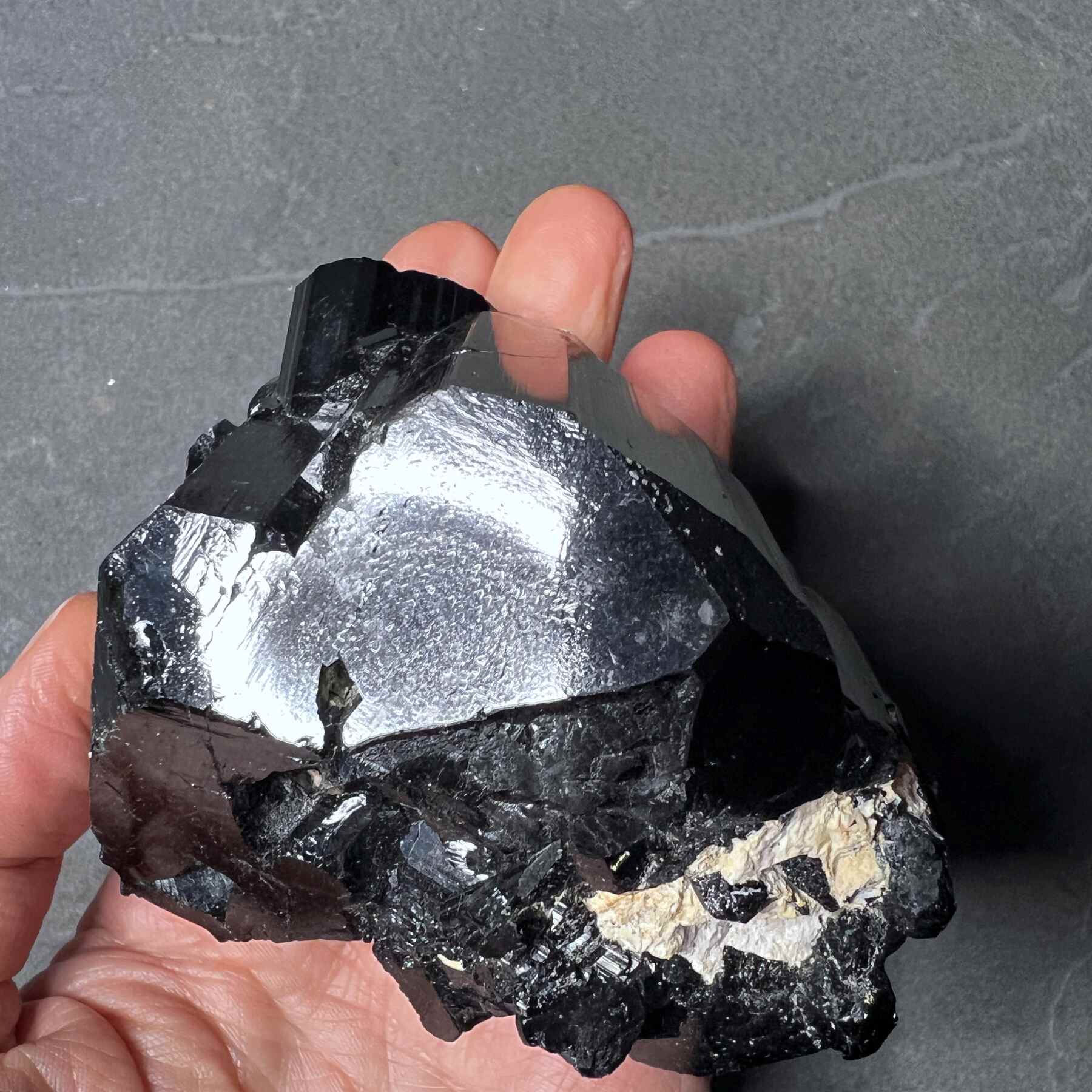 schwarzer-turmalin-cluster-glanz-sammlerstueck-happy-minerals