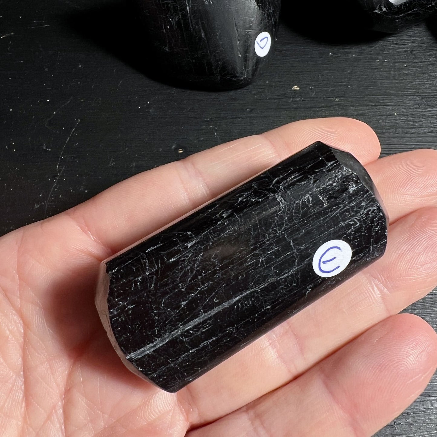  Schwarzer Turmalin Polygon Varinate E als Erdungsstein für Rituale | Happy Minerals
