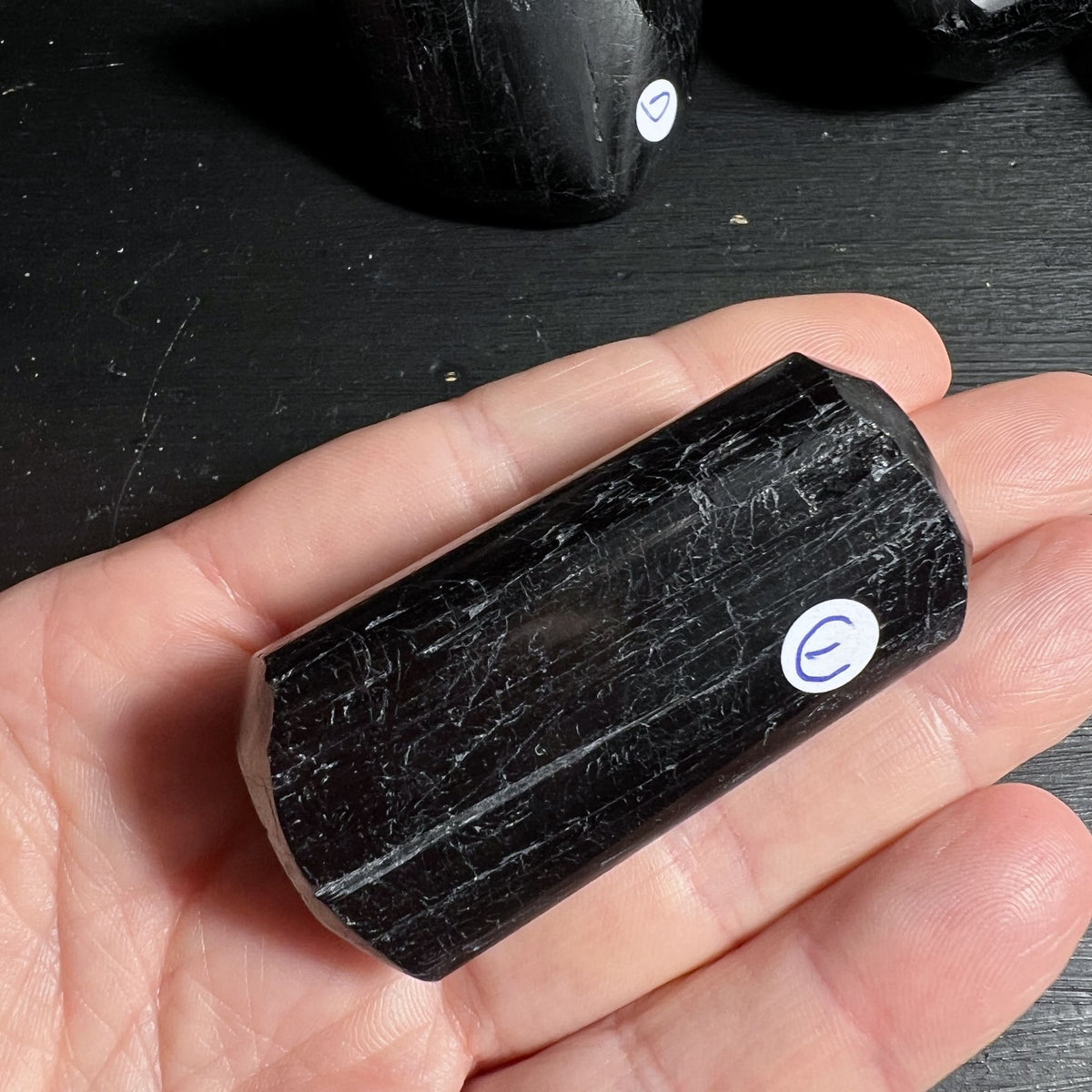  Schwarzer Turmalin Polygon Varinate E als Erdungsstein für Rituale | Happy Minerals