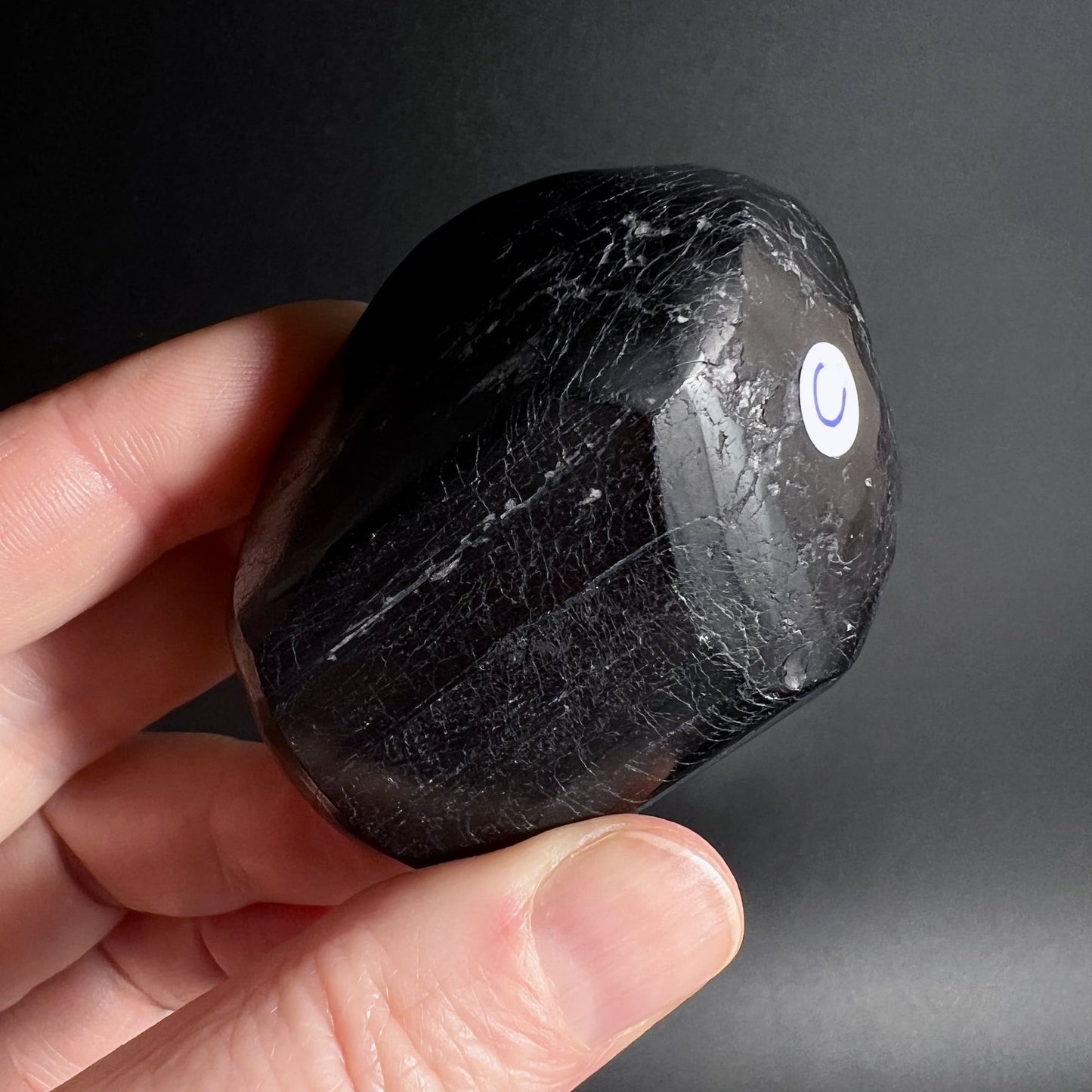 Schwarzer Turmalin Polygon Variante C  als Erdungsstein für Rituale | Happy Minerals