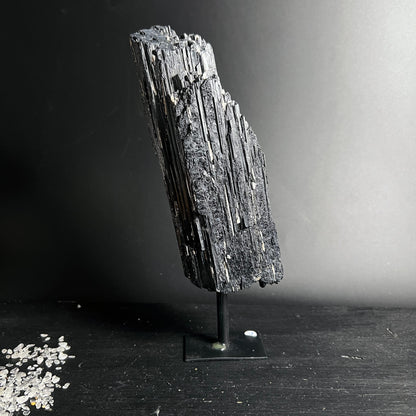 Schwarzer Turmalin | Variante F | Schräge Aufstellung | Metallfuß | Happy Minerals